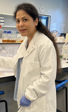 photo of Afsheen in a lab